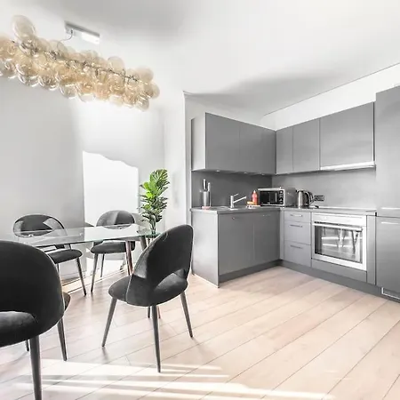 Chic 2 Bedroom Near Chillion Castle Apartment *
